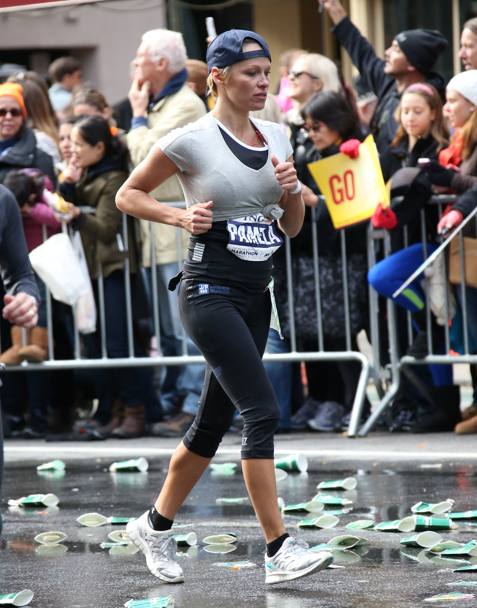New York, Pamela Anderson alla maratona (Olycom)